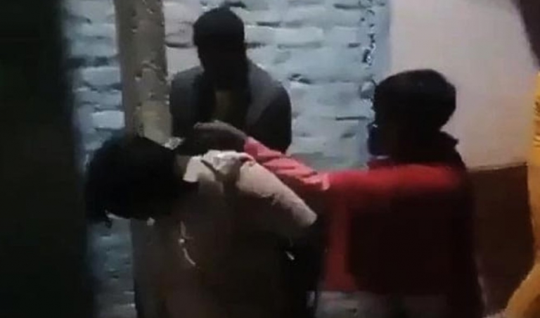 छापा मार्न गएका प्रहरीलाई जुवाडेले पोलमा बाँधेर पिटेपछि…