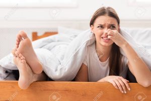 कसरी हटाउने त खुट्टा गनाउने समस्या ? यी उपाय अपनाउनु ।